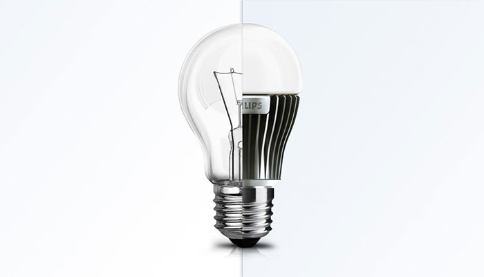 Gambar bola lampu LED dan konvensional digabungkan menjadi satu bola lampu