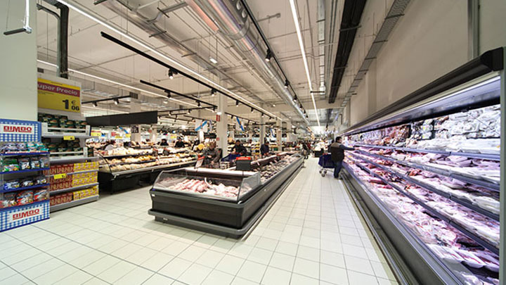 Pembeli menggunakan tampilan visual daging dan ikan untuk menentukan kesegarannya di Carrefour Santiago
