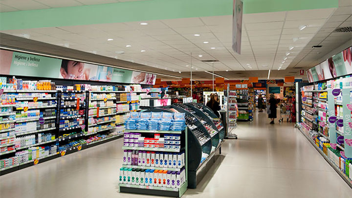 Pencahayaan lorong yang baik akan memandu pelanggan melalui toko di Supermarket Consum, Valencia