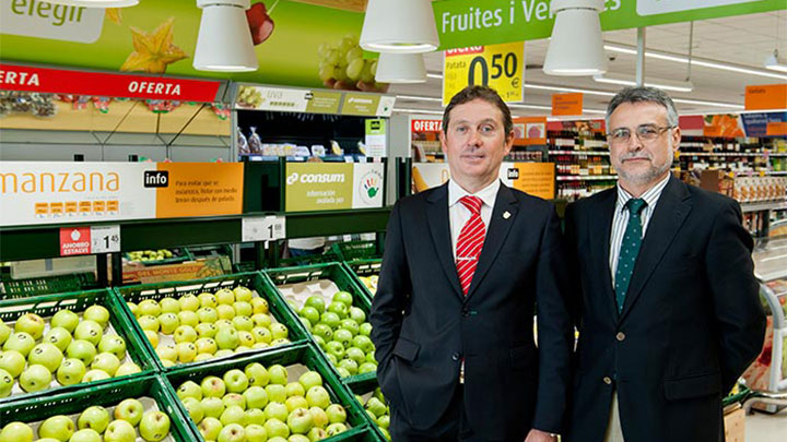 D. Emilio Bermell - Manajer Divisi Kerja, Departemen Pengembangan berpose di depan bagian buah-buahan di Supermarket Consum, Valencia
