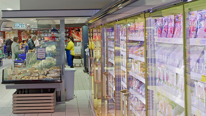 Philips Lighting menerangi lemari freezer di Edeka Glückstadt meningkatkan daya tarik dengan solusi hemat energi