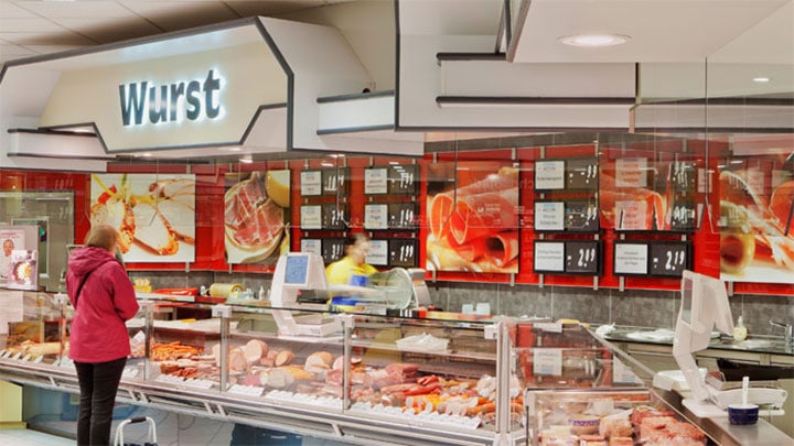 Bagian daging di Edeka Glückstadt diterangi oleh solusi Philips Lighting yang ditingkatkan untuk meningkatkan kesegaran dan daya tarik daging