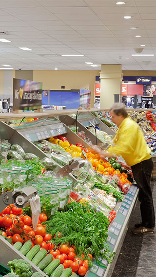 Bagian sayuran di Edeka Glückstadt diterangi oleh solusi makanan segar Philips Lighting