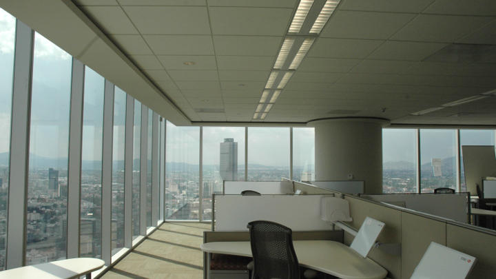 Area kerja HSBC Tower dengan tampilan luar yang diterangi dengan pencahayaan Philips