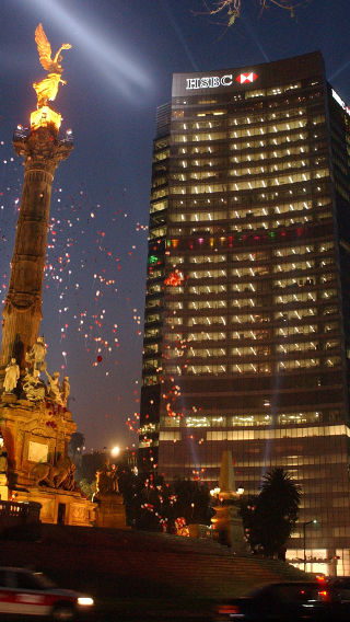 Bagian luar HSBC Tower yang diterangi dengan pencahayaan Philips di malam hari