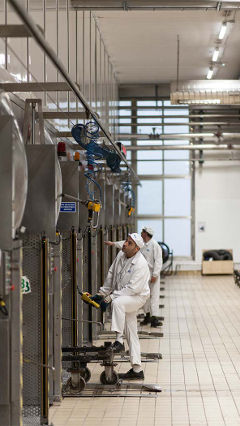 Para pekerja di pabrik Hero di Spanyol, yang diterangi menggunakan pencahayaan LED hemat energi Philips.