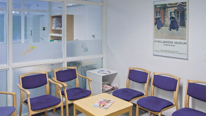  Ruang tunggu di Holbaek Hospital, Denmark, ini menggunakan pencahayaan tersembunyi perawatan kesehatan dari Philips