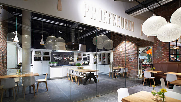 Restoran di dalam supermarket diterangi dengan pencahayaan LED modern Philips 