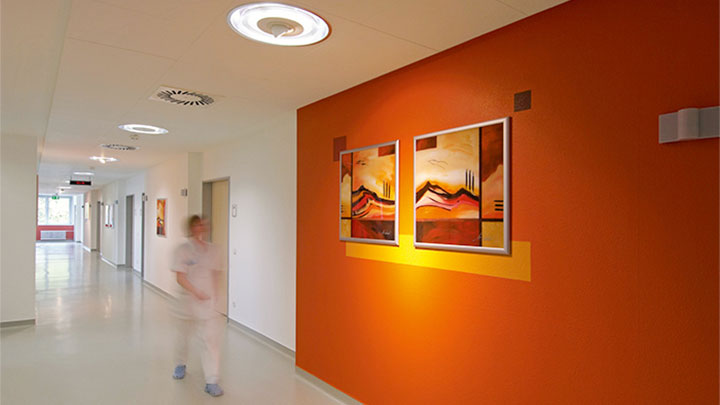 Perawat berjalan di koridor yang diterangi lampu Philips di klinik psikiatri