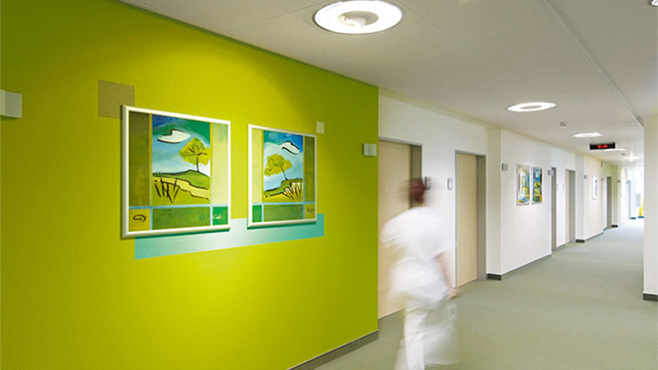 Perawat berjalan di koridor dengan cahaya lampu Philips di klinik psikiatri