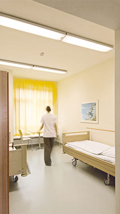 Ruang pasien di klinik psikiatri diterangi lampu Philips