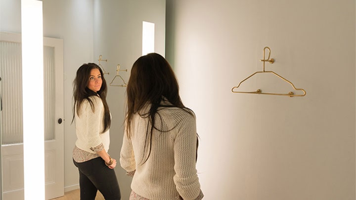 Pelanggan SuperTrash mengamati bayangannya di AmbiScene Mirror dari Philips, pada pengaturan "Siang hari"