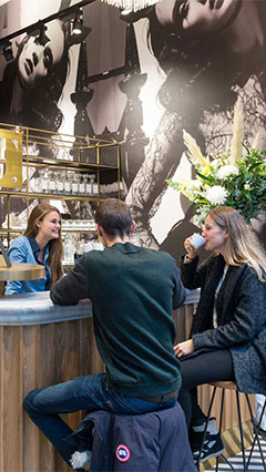 Pencahayaan Philips menerangi bar kopi pada toko SuperTrash di Amsterdam