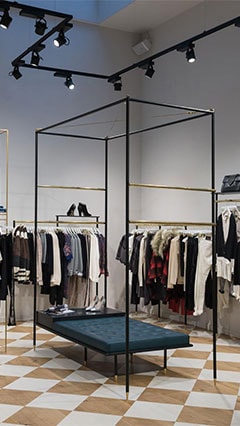 Produk yang tergantung di rak di SuperTrash, diterangi oleh pencahayaan ritel Philips