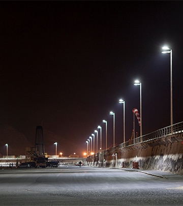 Jalur pejalan kaki di High Tech Campus menyala dengan pencahayaan luar ruangan Philips untuk meningkatkan keselamatan di malam hari