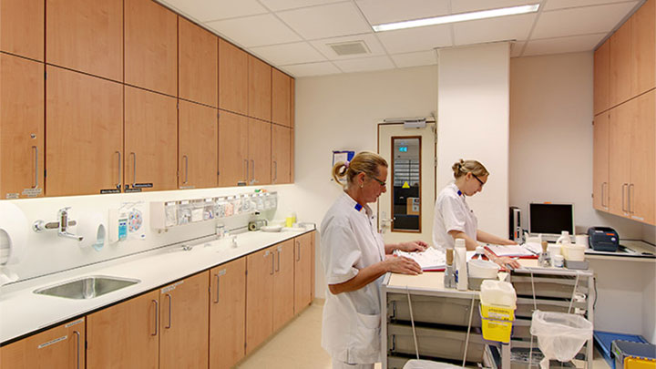 Laboratorium UMCG yang menggunakan pencahayaan rumah sakit Philips untuk menerangi ruangan