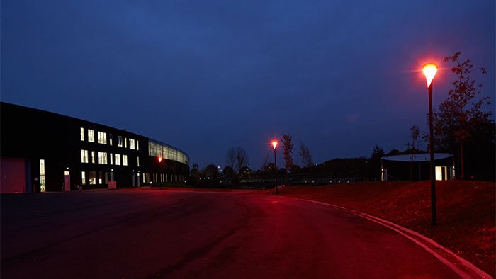 Di tempat parkir Venco Campus, perlengkapan lampu UrbanStar Philips dipasang dengan bola lampu ClearField