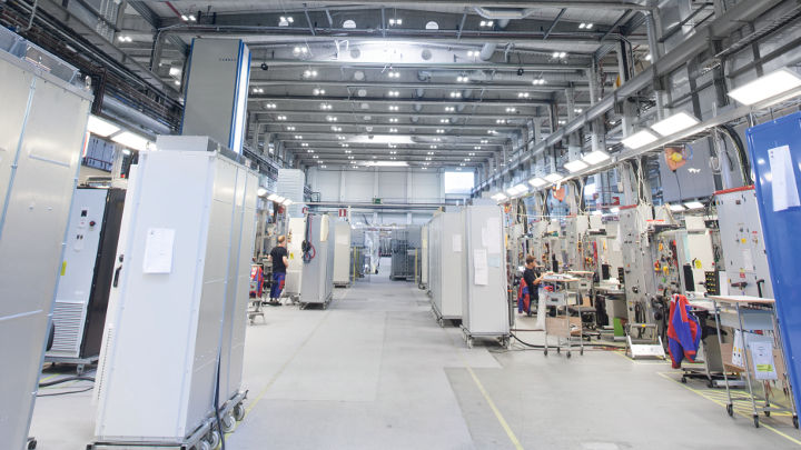 Staf bekerja dengan efisien di ABB Drives diterangi oleh Philips Lighting