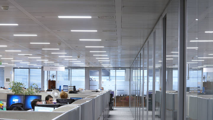 Menerangi area kantor terbuka secara efektif dengan pencahayaan kantor Philips