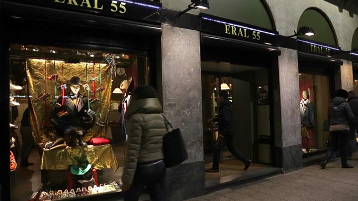Pencahayaan etalase toko yang dinamis pada toko pakaian pria Eral 55 yang berkualitas tinggi di Milan