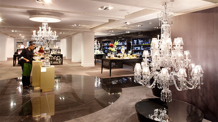 Menerangi lantai penjualan di Harrods, Inggris dengan lampu Philips untuk lampu gantung 