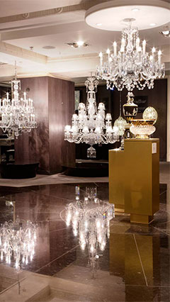 Lampu gantung di Harrods, Inggris dengan lampu LED Philips dalam bentuk lilin 
