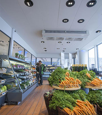 Kontras dan kilauan yang luar biasa di bagian minuman anggur di supermarket Irma oleh produk Philips lighting 