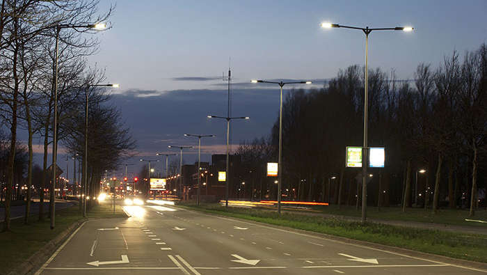 Jalan diterangi dengan pencahayaan Philips 