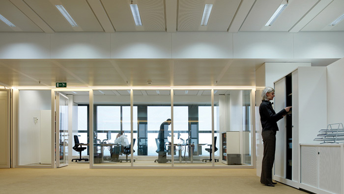 Ruang kantor diterangi dengan pencahayaan dinamis Philips 
