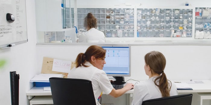 Nurses in a green hospital illuminated by Philips lighting