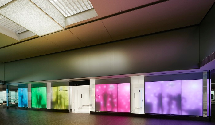 Luminous Textile Panels bersinar dengan warna pelangi di Galeri Toto, Bandara Narita, Jepang