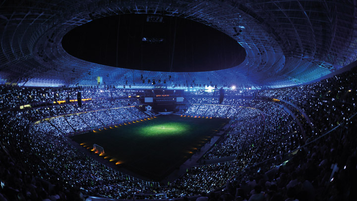 Stadion sepak bola di bawah penerangan - pengalaman di arena