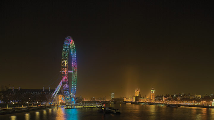 London Eye dengan efek pencahayaan