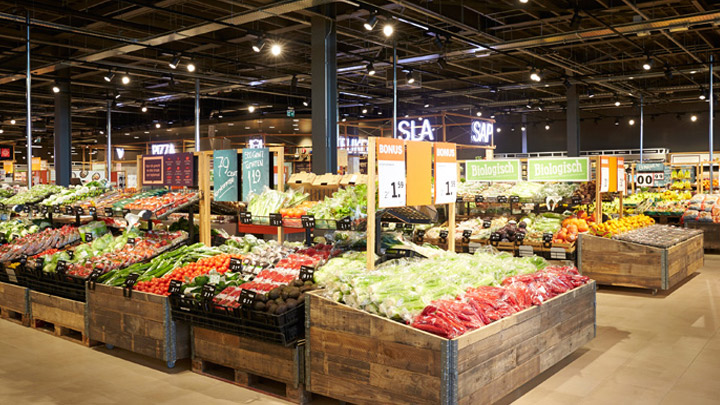 Bagian buah dan sayur-sayuran segar yang tersimpan dengan baik di supermarket Albert Heijn. - pencahayaan retail pintar