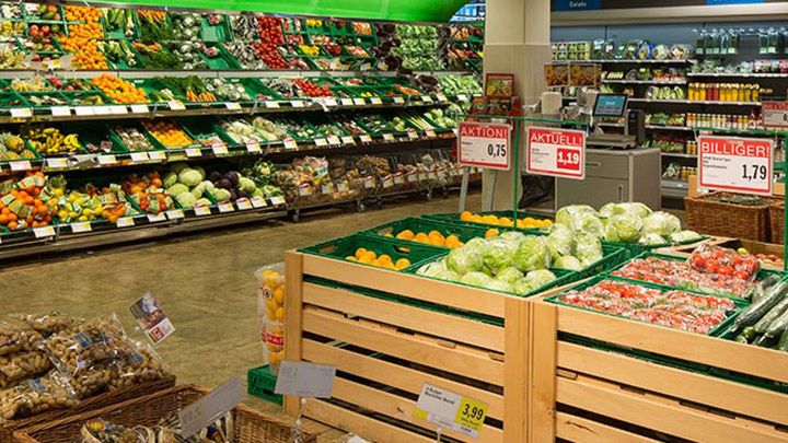 Bagian buah dan sayuran segar yang tersimpan dengan baik di supermarket Jerman. - mengurangi penggunaan energi