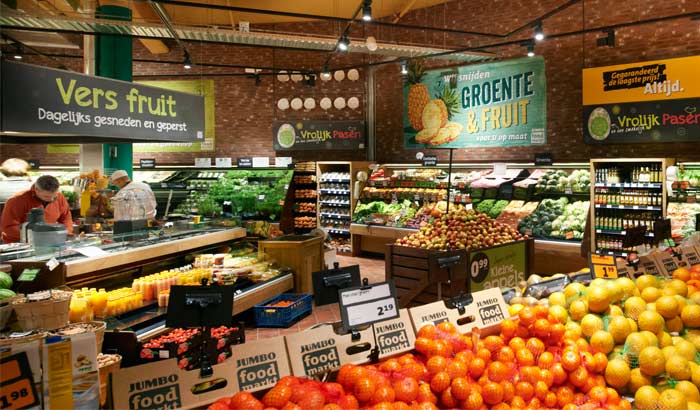 Bagian buah dan sayur-sayuran segar yang tersimpan baik di supermarket Belanda Jumbo Foodmarkt