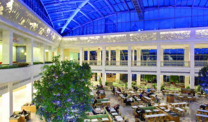 Atrium makan yang terang dan luas di mall Bluewater