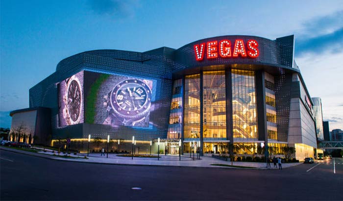 Mall Vegas Crocus City di Moscow, Rusia, menonjolkan papan iklan besar dengan warna yang cerah