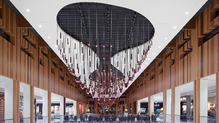 Ruang retail bercahaya yang menonjolkan pencahayaan yang diatur dengan sistem pengendalian Dynalite Philips - pengalaman berbelanja
