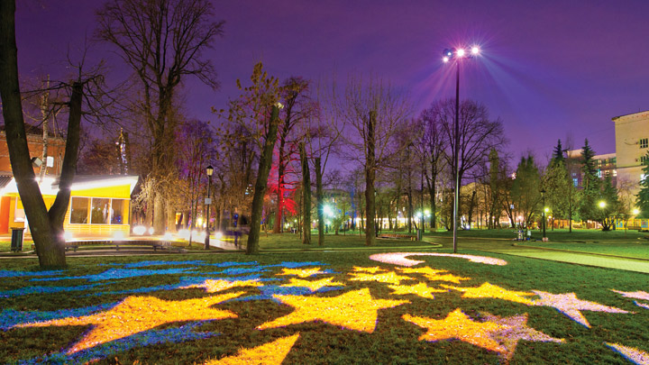 Sentuhan dan pencahayaan yang dinamis di Taman Bauman, Moskow, Rusia | Ruang kota yang ramah lingkungan