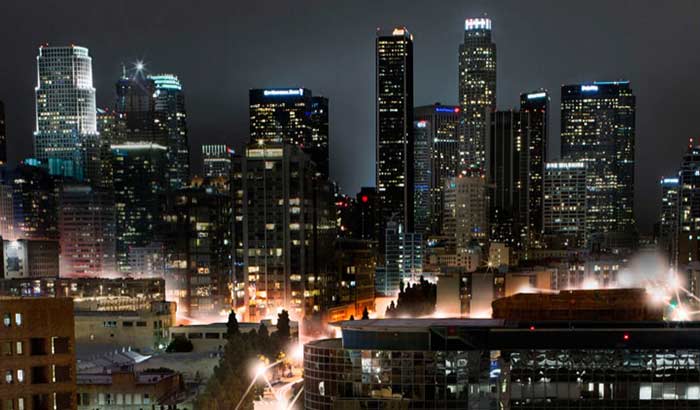 Los Angeles diterangi dengan warna warni lampu di malam hari