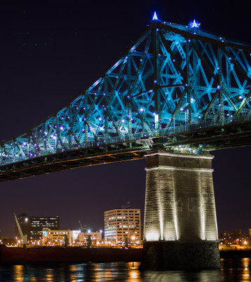 The Jacques Cartier bridge illuminates the night sky with a Philips LED lighting system