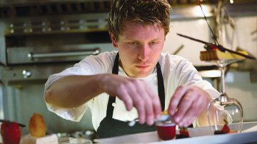 Koki menyiapkan makanan bebas serangga