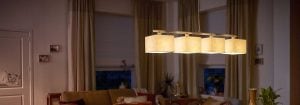 Lampu gantung LED modern dengan berbagai corak kain menerangi ruang tamu yang nyaman, menonjolkan solusi pencahayaan rumah yang bergaya dan hemat energi untuk kenyamanan pencahayaan sekitar di malam hari.