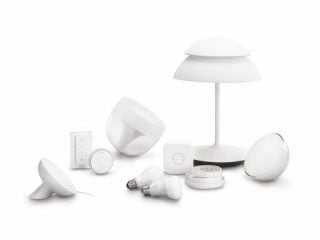 "Koleksi lampu LED pintar Philips Hue yang menampilkan lampu meja, bohlam, dan perangkat kontrol untuk pencahayaan dan suasana rumah yang dapat disesuaikan."