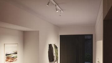 Lampu sorot langit-langit di lorong ditujukan ke lapisan