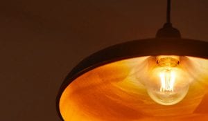 "Bohlam filamen LED bergaya vintage dalam lampu gantung, memancarkan cahaya keemasan yang hangat, menampilkan pencahayaan nostalgia hemat energi untuk suasana rumah yang nyaman."
