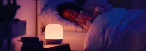 "Lampu tidur LED pintar yang memancarkan cahaya lembut dan hangat saat anak tidur nyenyak, menampilkan pencahayaan waktu tidur yang dapat disesuaikan untuk lingkungan tidur yang optimal."