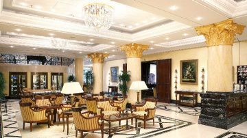 Lobi Ritz-Carlton Hotel diterangi dengan lampu gantung dari Philips lighting